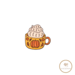 Cozy Pumpkin Mug Nadelmagnet als Stickzubehör zum Kreuzstich sticken. Ein Becher mit herbstlichen Kürbismotiv und Sahnehaube.