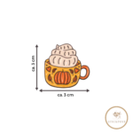 Cozy Pumpkin Mug Nadelmagnet als Stickzubehör zum Kreuzstich sticken. Ein Becher mit herbstlichen Kürbismotiv und Sahnehaube. Größe ca. 3 x 3 cm