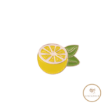 Lemon Love Nadelmagnet. Gelbe aufgeschnittene Zitrone mit grünen Blättern