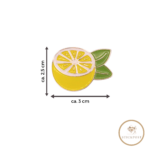 Lemon Love Nadelmagnet. Gelbe aufgeschnittene Zitrone mit grünen Blättern. Größe ca. 3 x 2,5 cm