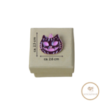 Pumpkin Kitty Nadelmagnet. Lila und rosafarbene Kürbiskatze im Jack-o-lantern Stil. Größe ca. 2,6 x 2,3 cm